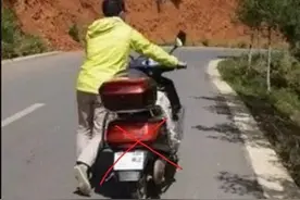 电动车没电推着走？太傻！座垫下边有个孔，插上，日行千里不愁图片