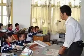 老师用扩音器讲课，遭遇家长“抵制”，害怕伤害到孩子耳膜图片