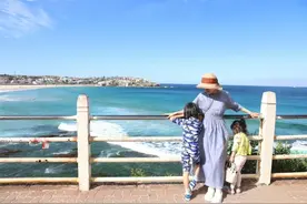 孙俪接儿女放学，戴贝雷帽穿搭时尚，等等高冷小花蹦蹦跳跳很活泼图片