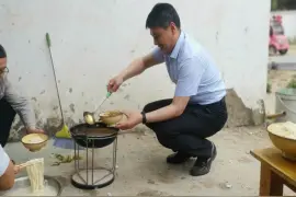 俯下身子倾听心声，拉近距离解决问题图片