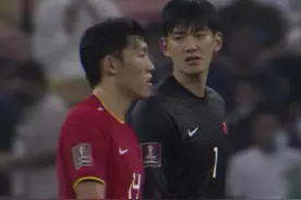 国足输球揪出头号罪人：防守散步，3次目送丢球，队友一脸嫌弃图片