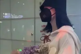 40岁谢娜疑生完二胎？衣着宽松难掩纤细身材，将和赵丽颖录节目图片