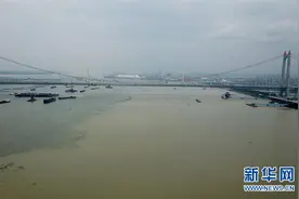 八百里洞庭成“悬湖”！湖面与二层楼顶几乎持平图片