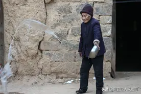山西9旬老奶奶独居窑洞，最值钱老桌子要留给养女，啥情况图片
