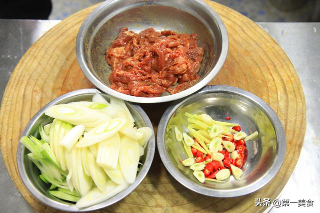 葱爆牛肉，方法不对肉都咬不动，厨师长教你一招，葱也香、肉也嫩