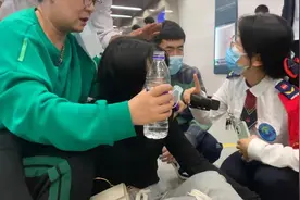 西安一女孩地铁内晕倒，众人救助；网友：画面清晰拍摄专业，摆拍的？其实是记者恰好同乘，偶遇留下详细记录图片