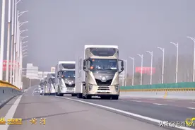 黄河的古老与黄河重卡的现代化反衬 回头率百分百的“公路动车”图片