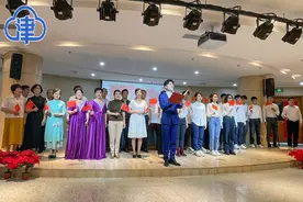 初心接力 老中青三代共诵红色经典图片