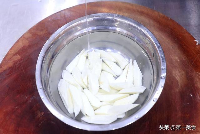 炖鸡汤时，先焯水还是直接炖？教你正确方法，鸡汤鲜嫩好喝没腥味