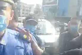 河南南阳一商户挥舞杀猪刀攻击城管执法队员 官方回应视频封面