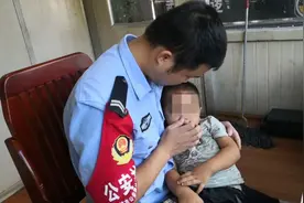 怕吵醒走失小朋友，凭祥公安“临时爸爸”保持怀抱姿势一个多小时....图片