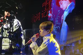 明星舞台再出事故！24岁女星不慎摔倒面部朝地，被背下舞台惹惊呼图片