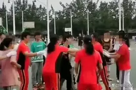 视频丨广场舞大妈与小孩争篮球场起冲突 网友：这是篮球场不是舞台图片