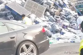 抚顺望花新生桥附近一大挂车侧翻，可乐七喜堵路，交警第一时间赶到图片