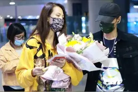 蔡少芬私下里也挺会穿，黄色卫衣配牛仔裤，生了仨娃也挺显嫩的图片