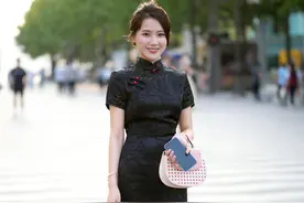 裙子下面少穿“小白鞋”，现在流行这样穿，显高时髦，适合小个子图片