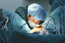 有种尴尬叫生产遇上“男医生”，产妇要求换女医生，男医生：不行图片