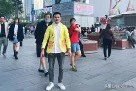 四川宜宾90后小伙，用尿素袋子制作西装，火爆街头引众人围观图片