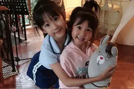 陆毅的两个女儿，明明相差了3岁，却长得跟“双胞胎”一模一样图片