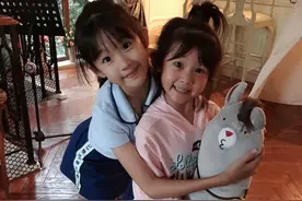 陆毅的两个女儿，明明相差了3岁，却长得跟“双胞胎”一模一样图片