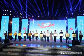 热衷公益事业的梁艳再次捐出10万元，只为致敬见义勇为者图片