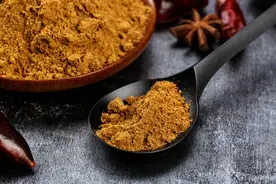 为什么大厨做饭爱放五香粉、十三香？何时放，放多少有没有讲究？图片