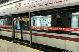 下班高峰期坐徐州地铁1号线，车上人不少，都是低头族！图片