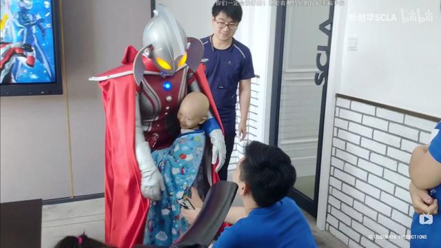 当奥特曼真的现身时，你无法想象孩子们那开心到忘记病痛的笑容