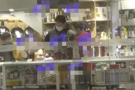 果郡王与妻子罕同框，甜蜜逛街车内亲密喂食，面色憔悴穿着太朴素图片