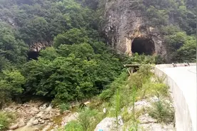 公路对面两个山洞格外显眼，忍不住一探究竟，还没开发的原始山洞图片