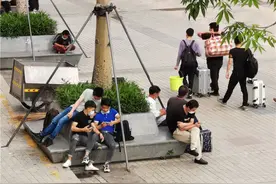 4月份的龙华汽车站广场人头攒动，找工作的人都涌来了图片