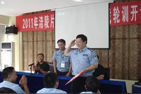 重庆公安英模事迹展播｜禁毒英雄蒋卫红：被刺中心脏他仍死死抱住毒贩不松手图片