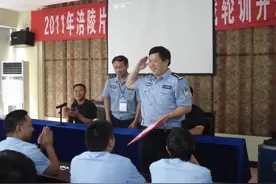 重庆公安英模事迹展播｜禁毒英雄蒋卫红：被刺中心脏他仍死死抱住毒贩不松手图片