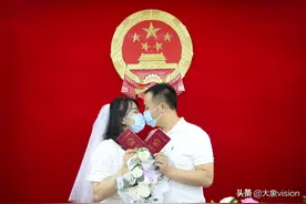 520这天情侣戴着口罩结婚并亲吻图片