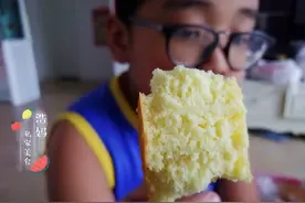 10岁哥哥给3岁弟弟做芝士蛋糕，轻盈细腻入口即化，自己不舍得吃图片