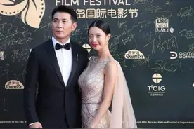 李成敏不愧是韩国美女，穿镶钻落地裙亮相，保剑锋亲自弯腰理裙摆图片
