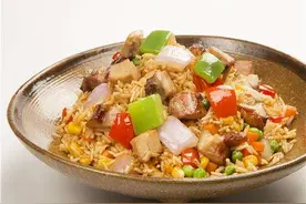 小哥一人经营炒饭店，秘诀是一台机器，胜过现状艰难的夫妻店图片