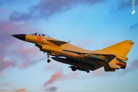 海航歼-10AH携霹雳-10自由空战 敌机被锁定后无法逃脱图片