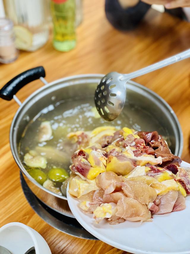 花胶鲍鱼椰子煲鸡 花胶鲍鱼煲鸡汤的功效