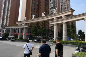 “住建安全在行动”②丨暗访成都理工东苑餐饮店：液化气瓶“裸奔”，油烟排入下水道图片