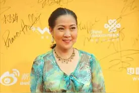 61岁沈丹萍真不服老，穿吊带裙配印花外套走红毯，勒了肚腩好尴尬图片