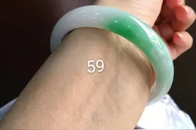 纹、裂、杂质、棉，影响翡翠价格因素排名图片