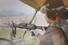 国产新型伞兵机枪公开亮相，弹链供弹火力充沛，大幅提升班组火力图片
