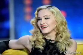 63岁风韵犹存，麦当娜在节目中爬上桌子，性感二字展现得淋漓尽致图片