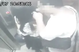 男子谎称有蜘蛛 趁机摆弄亲吻女子秀发 事后还留下不明液体视频封面