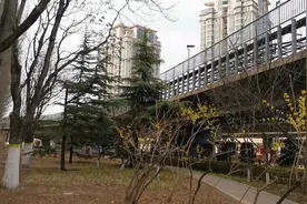 紧邻地铁线路，噪声“起早贪黑”，居民不堪其扰图片