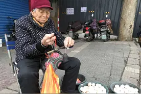 83岁山西农村老奶奶在城里做了40年小生意 置下2套楼房图片