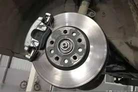 新车踩刹车有异响怎么办？告诉你好办法，很多人被忽悠换了刹车片图片