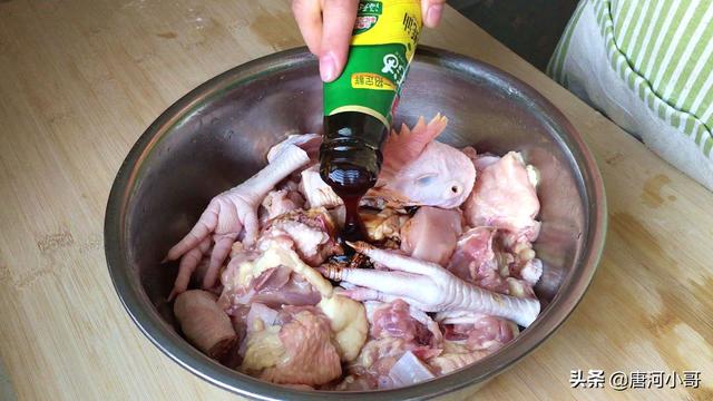 炖鸡时千万别先焯水，教你正确做法，鸡肉软烂入味，营养不流失