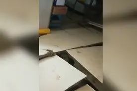 贵阳一店铺地板突然“炸”裂，大门都被掀开，竟是地底下有这个图片